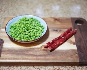 如何做好吃豌豆炒腊肠