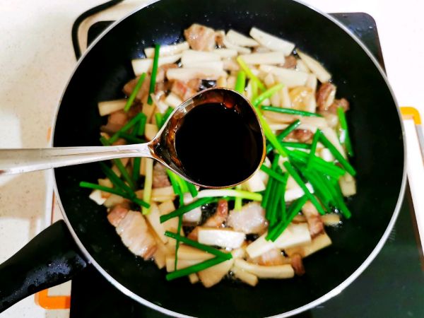 五花肉炒杏鲍菇