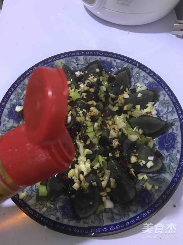 凉拌酸辣皮蛋