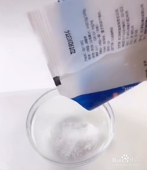 用厨房里的盐来做好玩的弹力球