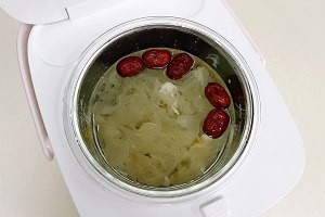 美食汤羹--补品板栗银耳百合汤