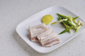 五花肉焖煎豆腐