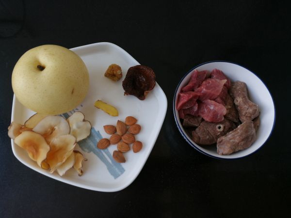 猪肺雪梨海底椰炖汤