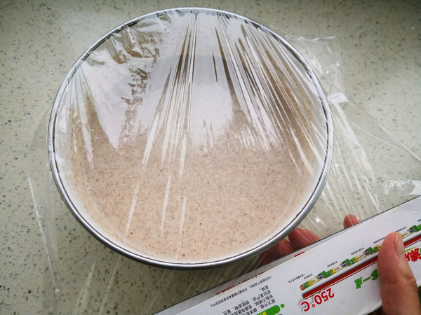 黑全麦松饼配蔓越莓果酱