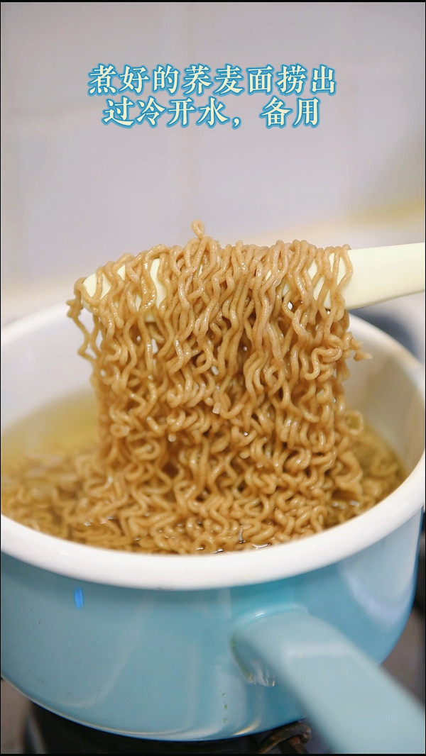 金枪鱼时蔬拌面