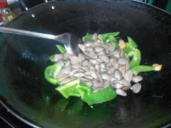 青椒紫苏炒花甲