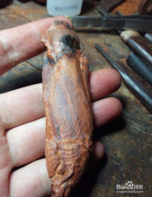 雕刻金龙鱼的木雕手工教程