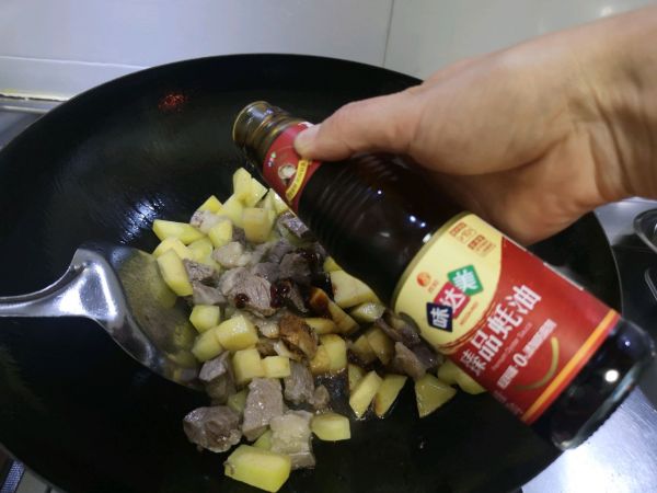 土豆胡萝卜牛肉焖饭