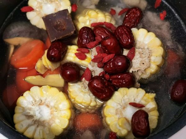 玉米胡萝卜炖土鸡汤