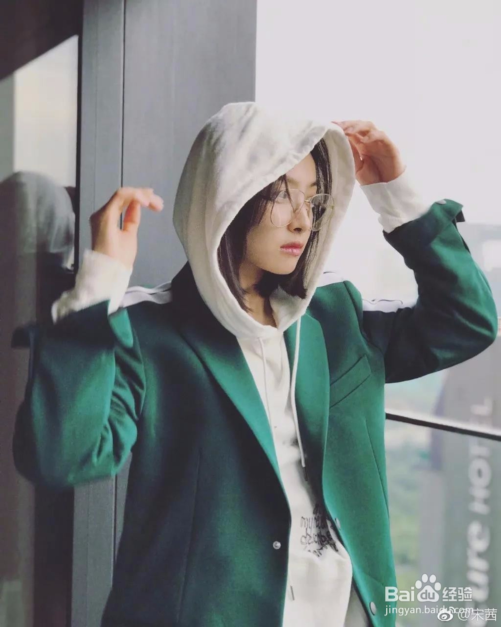 一件卫衣就能让你的大衣时髦到不！像！话！