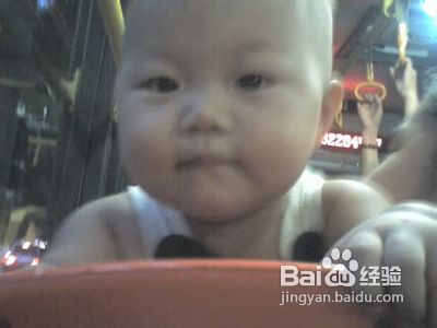 在车厢里宝宝哭闹如何应对