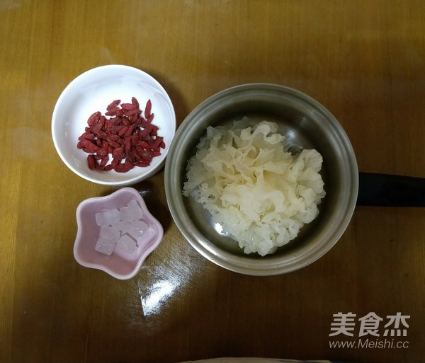 玫瑰银耳羹的做法