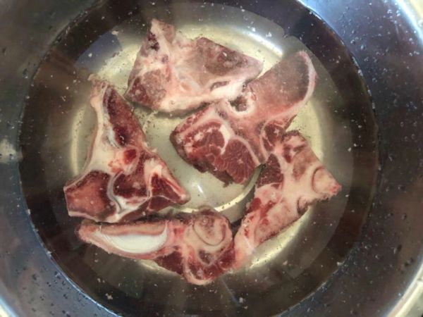 白萝卜牛脊骨汤