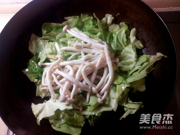 香肠烩卷心菜