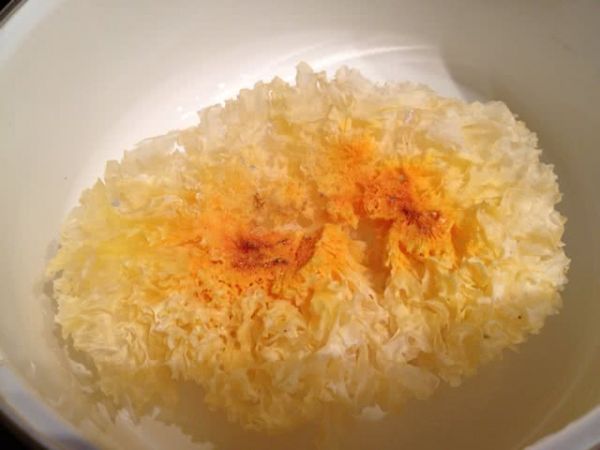 红枣雪梨薏仁银耳汤