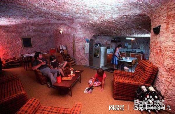 小镇看上去荒无人烟 但居民其实都藏在你脚下