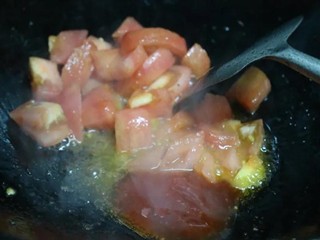 西红柿鸡蛋酥肉面怎么做？