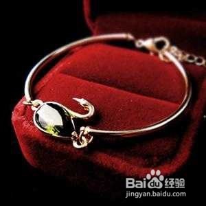 什么样的配饰能够让穿搭高级起来