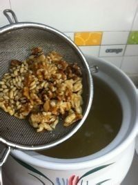 怎么做核桃小米松仁粥，核桃小米松仁粥的做法