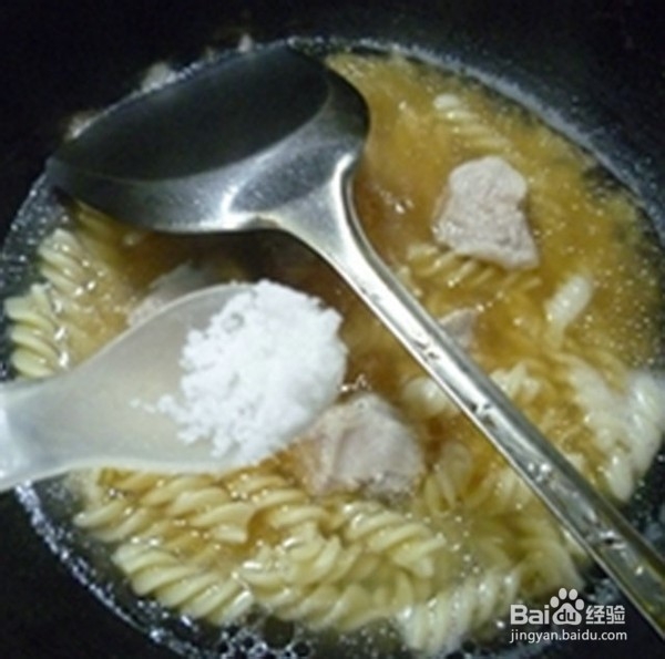 制作美味的排骨螺丝面