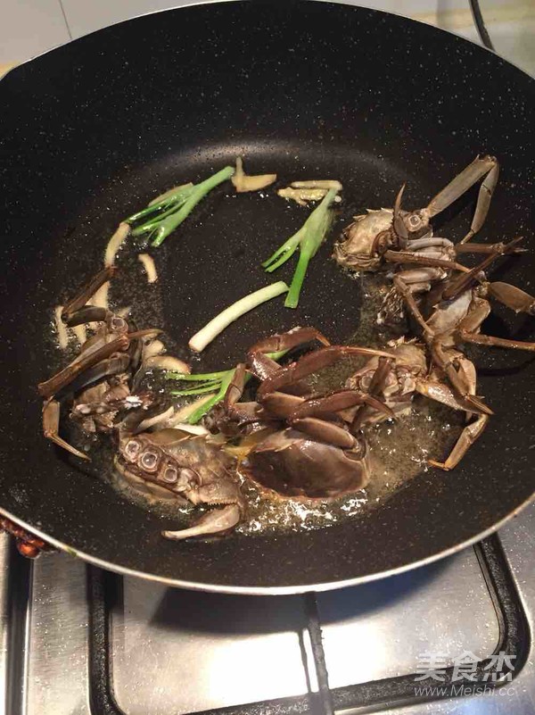 浓油赤酱的螃蟹炒年糕