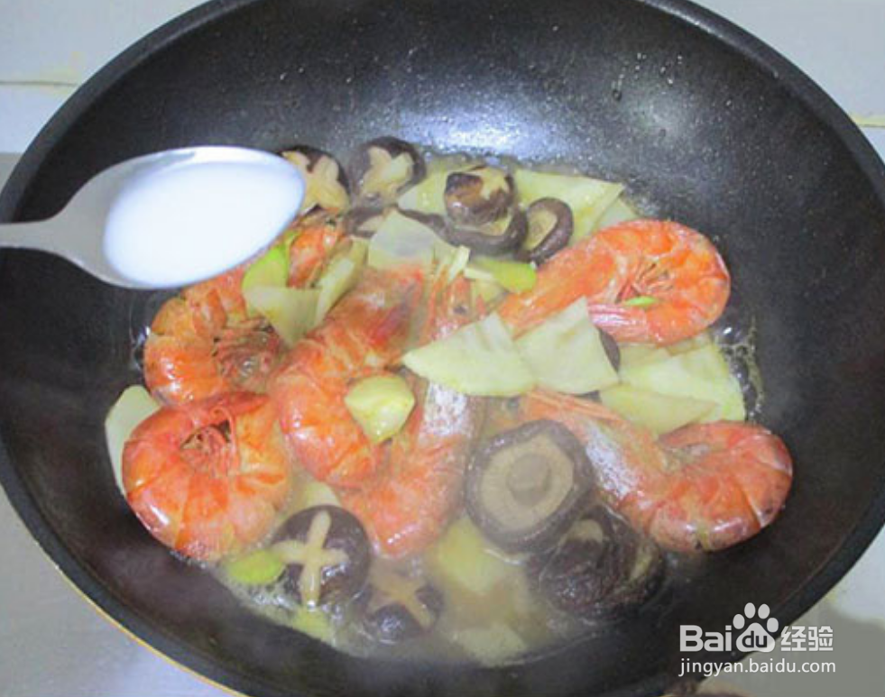 香气四溢，味道鲜嫩的春笋香菇烧大虾