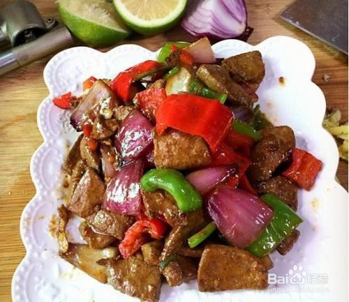 如何制作黑椒汁洋葱炒猪肝