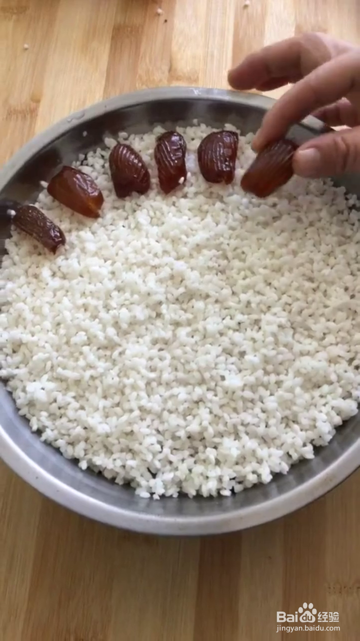 如何制作香甜蜜枣豆沙糯米饭?