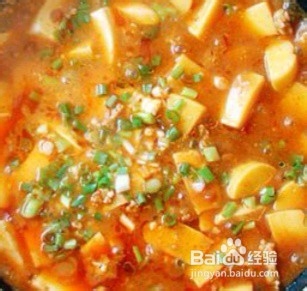 用猪肉和豆腐,烧制一盘麻辣鲜香的家常菜