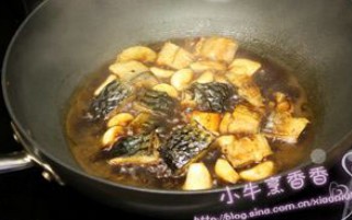 大蒜炖鱼的做法