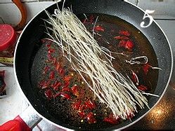 鲫鱼炖粉条是怎么做的