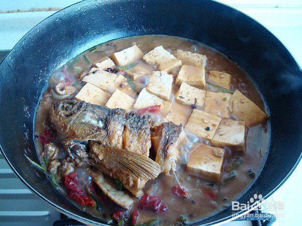 豆腐块炖鱼头