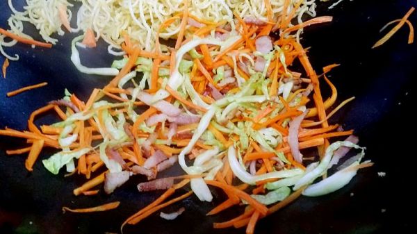 酱油培根蛋裹面