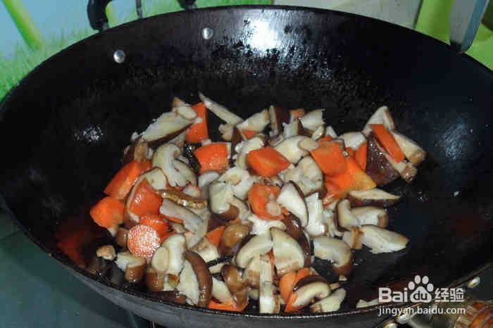 土豆香菇炖鸡肉的做法
