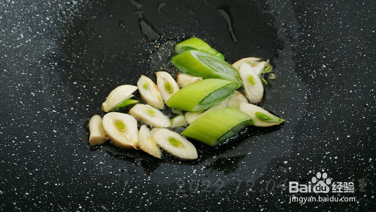 红油青笋烧鸭血的做法