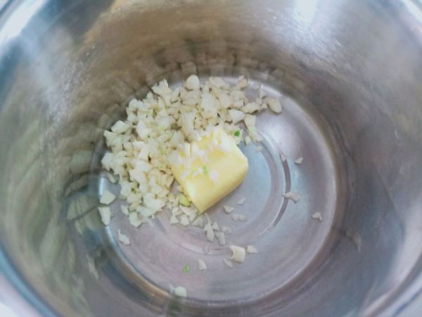 浓郁蒜香奶酪黄油烤吐司