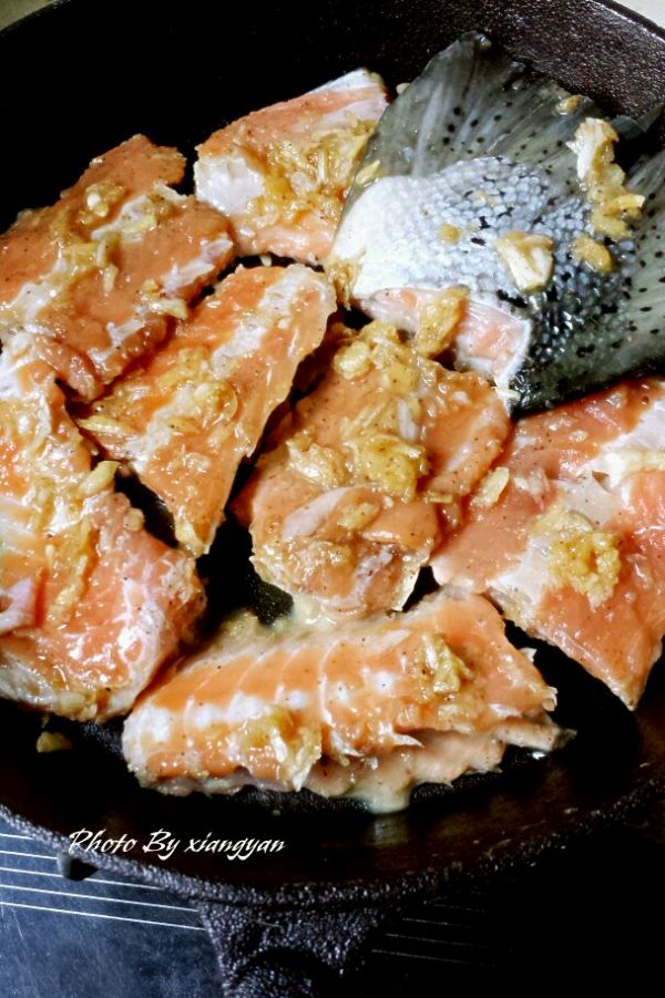 蒜香煎三文鱼骨