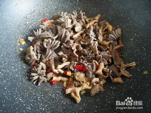 家庭自制酸豆角炒鸡杂