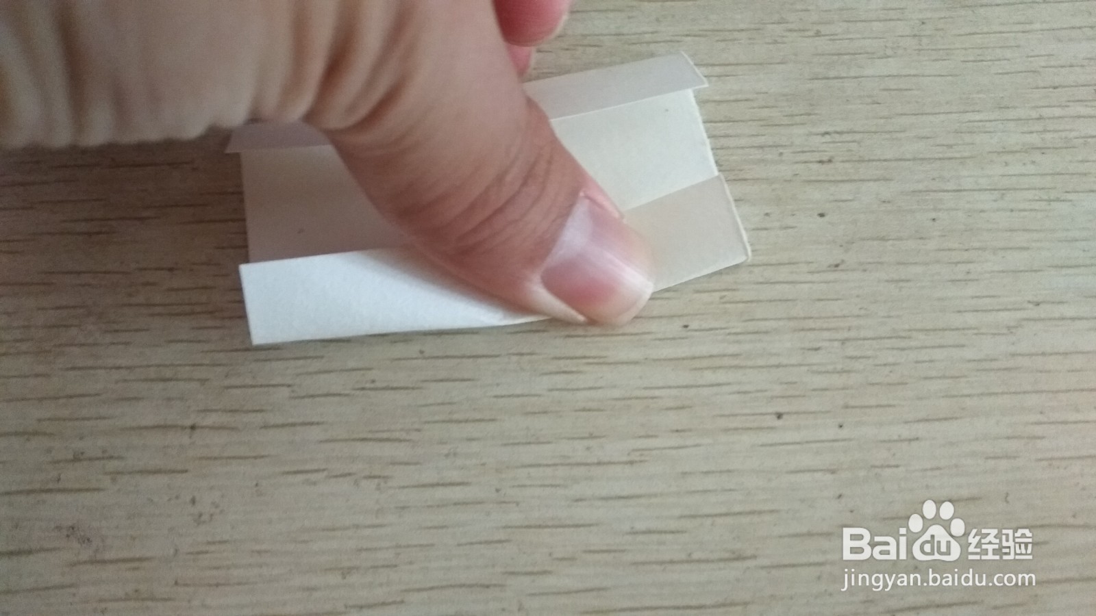 如何用一块正方形的纸做简易的中性笔的支架