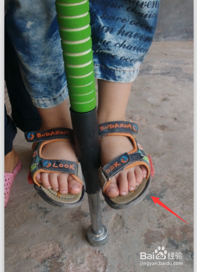 如何教孩子玩跳跳杆