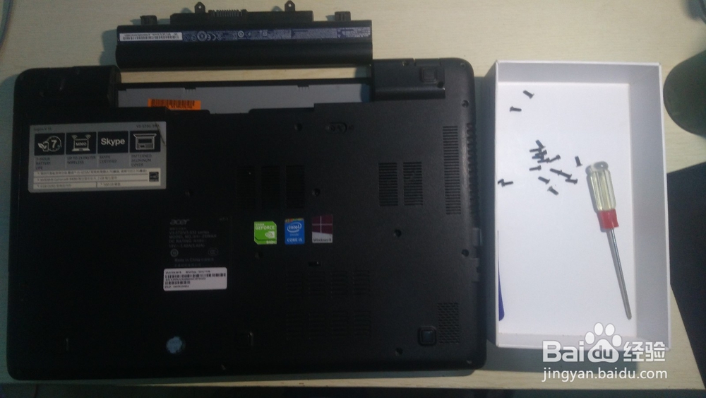 宏基 V3-572G-59TB笔记本 加内存条拆机教程