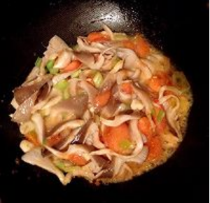 西红柿炒鸡蛋是否可以和蘑菇一起吃