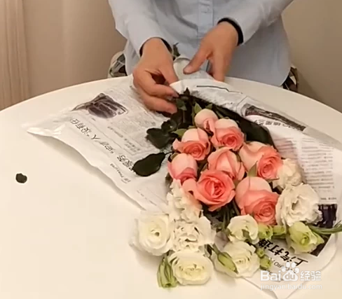 报纸包花步骤图片