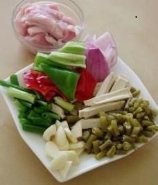 制作美味的小炒五花肉