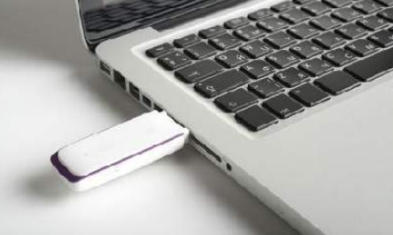 电脑上有多个USB 插口可同时插入两个U盘使用吗