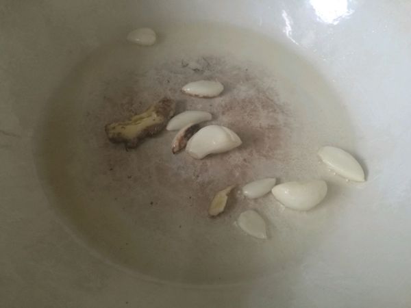 话梅花生炆猪蹄