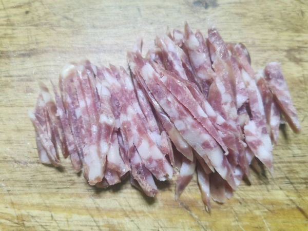 腊肠卷心菜炒面