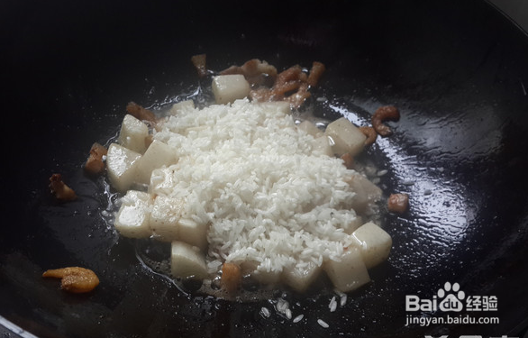 制作花肉萝卜饭