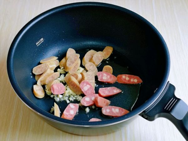 香肠木耳炒荷兰豆