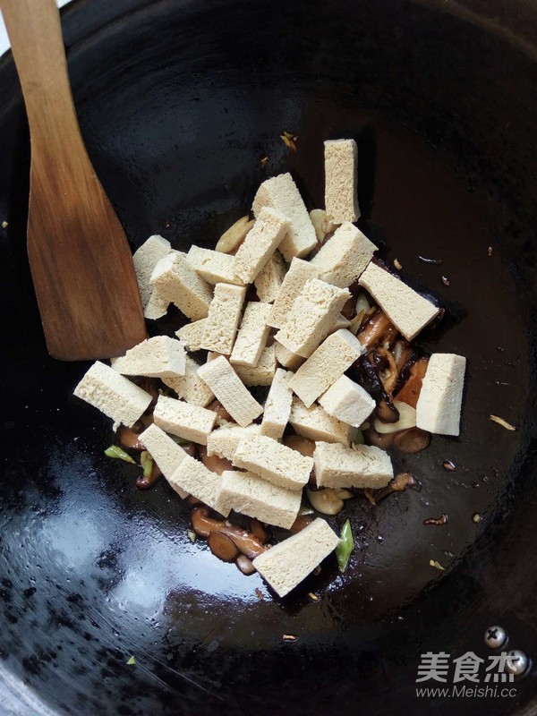 菌菇蚝油炒冻豆腐